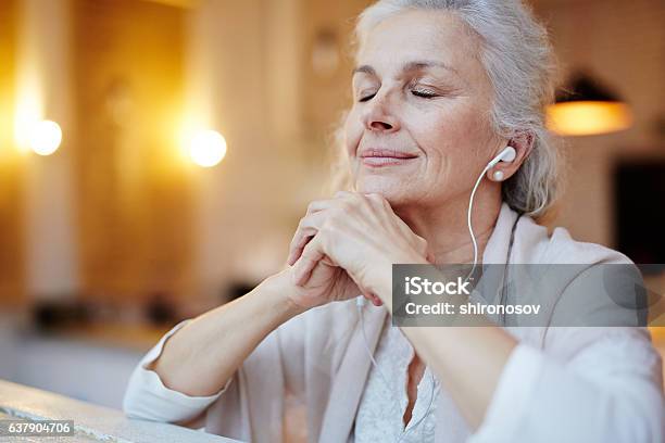 Foto de Música Para Relaxar e mais fotos de stock de Terceira idade - Terceira idade, Música, Escutar