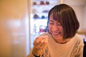 笑顔でデザートを食べる若い女性