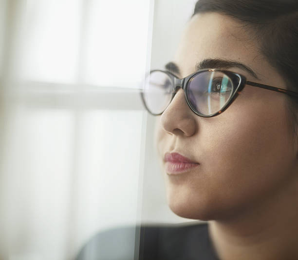 retrato de mujer joven en el cargo - thinking business ceo board room fotografías e imágenes de stock