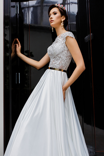 Joven Modelo Posa En Vestido Largo De Novia Blanco Y Plateado Foto de stock y más banco de imágenes de Adulto - iStock Joven Modelo Posa En Vestido Largo De Novia Blanco Y Plateado Foto de stock y más banco de imágenes de Adulto - iStock