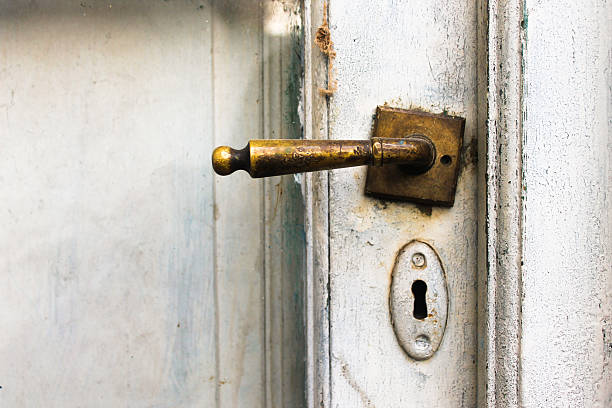 istock Vintage Door Detail 637908870
