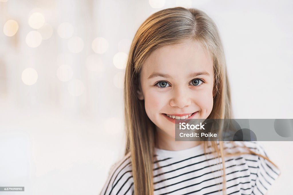 Retrato sonriente de una hermosa chica - Foto de stock de Niñas libre de derechos