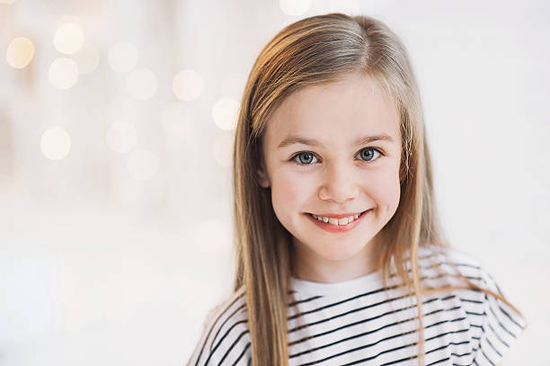 retrato sonriente de una hermosa chica - little girls small blond hair child fotografías e imágenes de stock