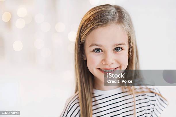 Retrato Sonriente De Una Hermosa Chica Foto de stock y más banco de imágenes de Niñas - Niñas, Niño, Sonreír