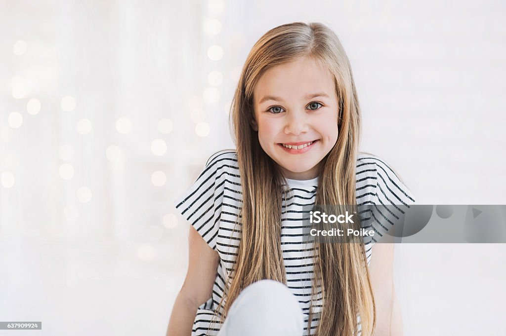 Ridendo bella ragazza ritratto - Foto stock royalty-free di Bambine femmine