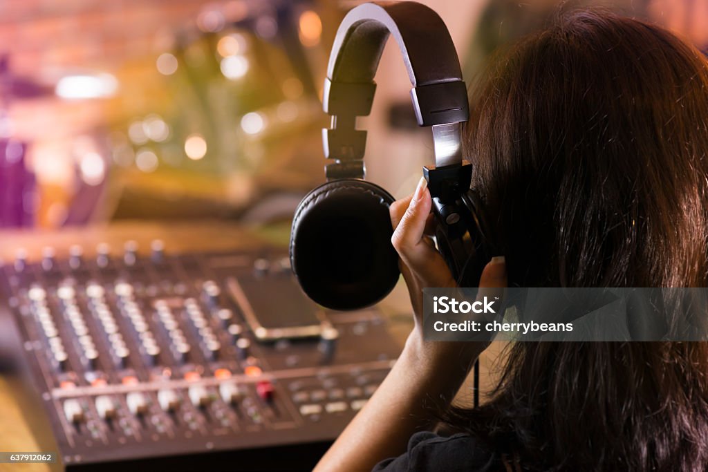 Frau hält Kopfhörer und hören Live-Sound. - Lizenzfrei Ausrüstung und Geräte Stock-Foto