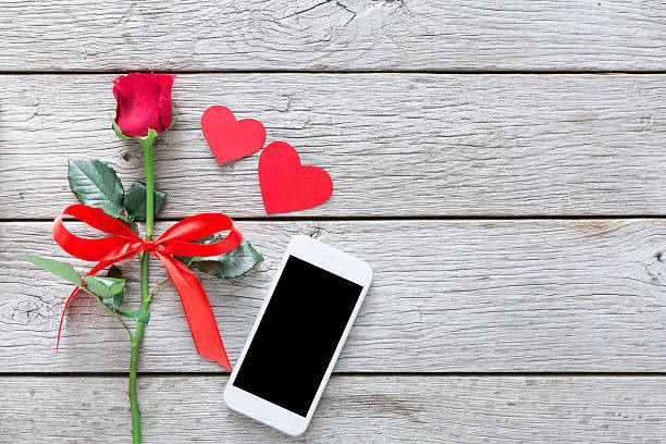 istock Valentine day online shopping background with copy space 637912170