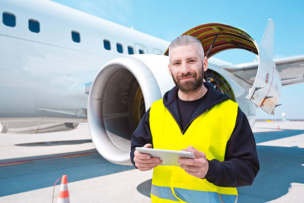 mechnic samolotów przed silnikiem samolotu - airplane airport air vehicle ground crew zdjęcia i obrazy z banku zdjęć