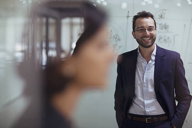 homem sorrindo em estúdio de design - one person businessman board room business person - fotografias e filmes do acervo