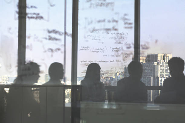 silhouette schatten der business-team-meeting im büro - meeting community board room leadership stock-fotos und bilder