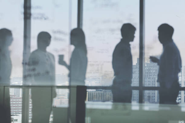 silhouette schatten der business-team-meeting im büro - meeting community board room leadership stock-fotos und bilder