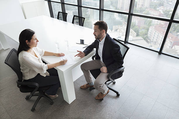 ludzie biznesu mówić w biurze - inside of meeting office business zdjęcia i obrazy z banku zdjęć