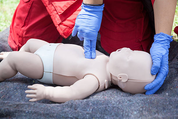 entrenamiento de primeros auxilios ficticios de rcp para bebés. masaje cardíaco. - cpr first aid paramedic rescue fotografías e imágenes de stock