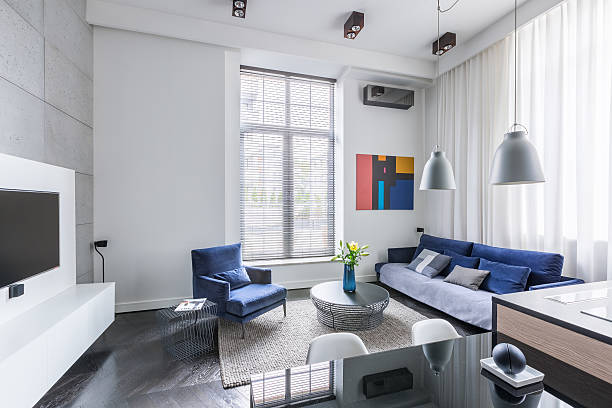 design del soggiorno industriale - blinds apartment living room contemporary foto e immagini stock