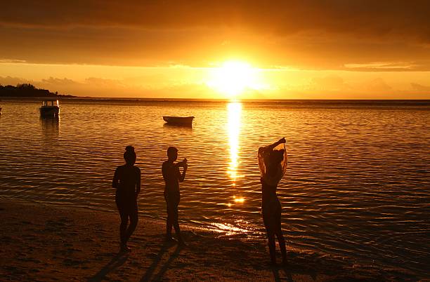 tramonto sulla spiaggia di albion, mauritius, oceano indiano, africa - sea waving wave thunderstorm foto e immagini stock