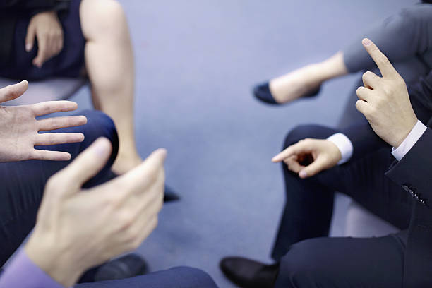 オフィスミーティングで交流するビジネス・マンネの手 - discussion conflict problems business ストックフォトと画像