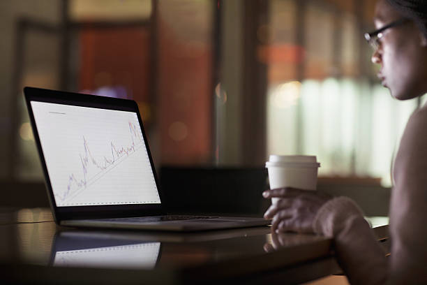 mujer viendo la pantalla de la computadora portátil con diagrama de gráfico - direct view fotografías e imágenes de stock