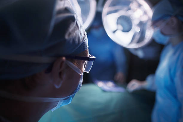 doctors in hospital operating room - surgeon urgency expertise emergency services imagens e fotografias de stock