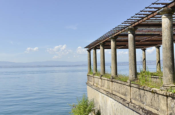 vieja etapa del aterrizaje en el lago - foto de stock