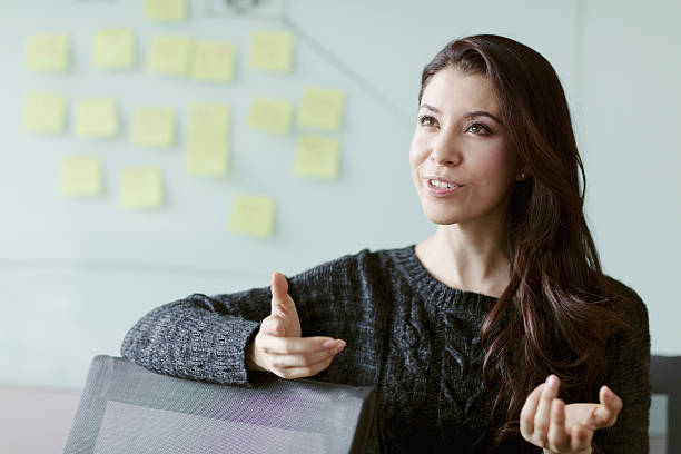 frau diskutiert ideen und strategie im studiobüro - inspiration organized group business ideas stock-fotos und bilder