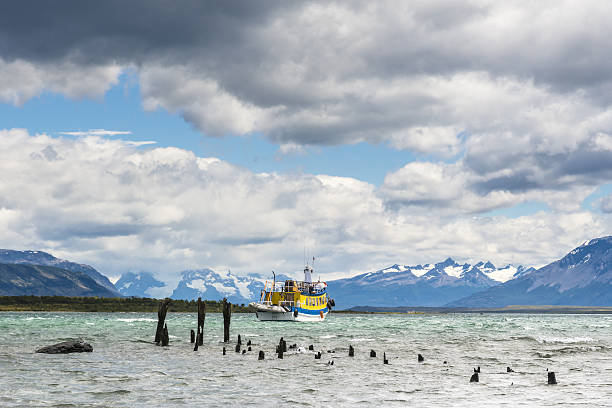 fischerboot und altes dock, puerto natales, antartica chilena, patagonien - industrial ship audio stock-fotos und bilder