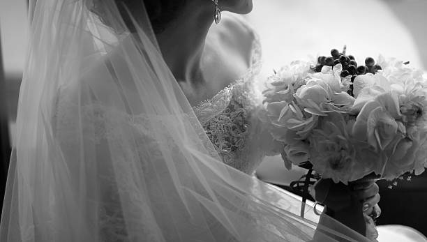 черно-белые свадебные фотографии. - horizontal black and white toned image two people стоковые фото и изображения