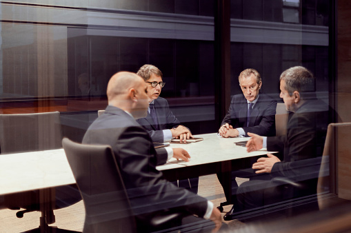 Empresarios ejecutivos hablando en sala de reuniones photo