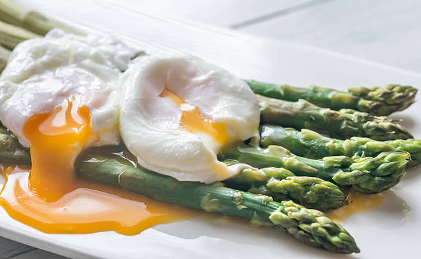 steamed asparagus with poached eggs - poached egg imagens e fotografias de stock