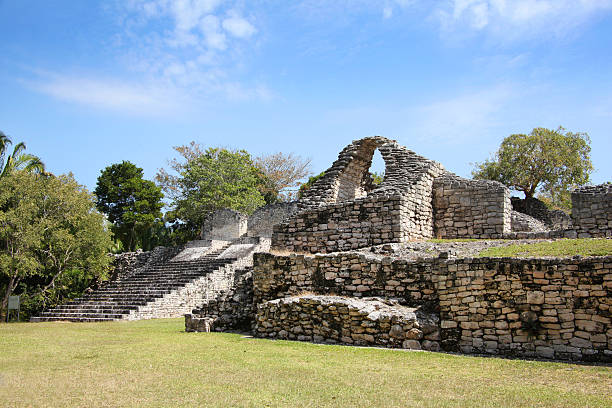 kohunlich maya zivilisation archaeological site, yucatan peninsula, quintana roo, mexiko. - costa maya stock-fotos und bilder