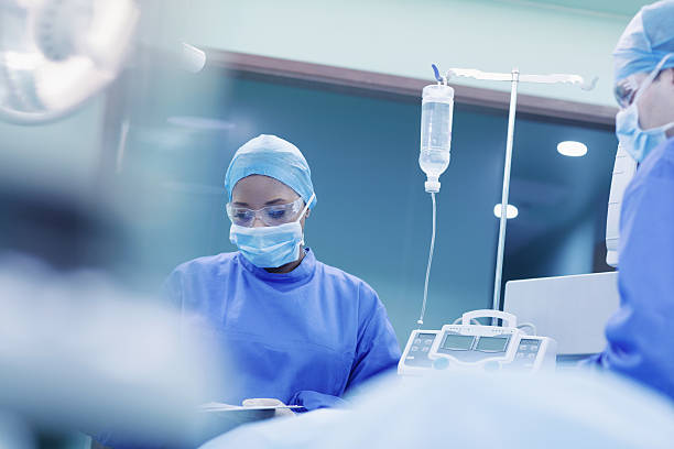 los médicos performing surgery in hospital de funcionamiento - surgeon hospital surgery doctor fotografías e imágenes de stock