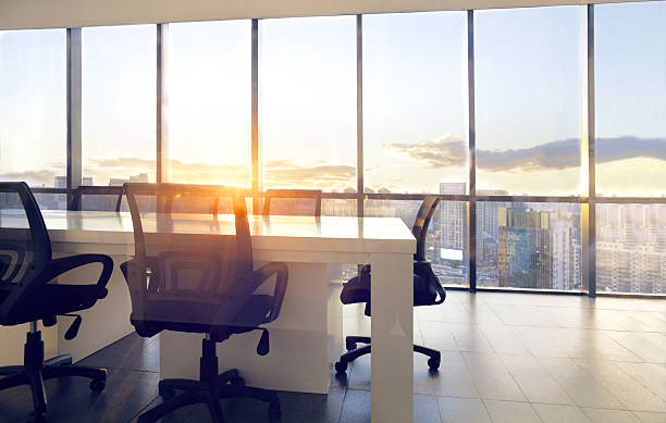 Blick auf den Konferenzraum mit Sonnenuntergangslicht in Fenstern – Foto
