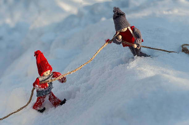 istock Two toy little man holding on to a rope 637952408