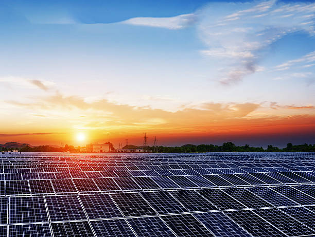 pannelli solari sotto cielo blu al tramonto - renewable energy power line electricity fuel and power generation foto e immagini stock