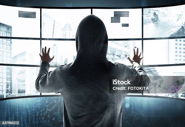 Hacker Stehlen Informationen Stockfoto und mehr Bilder von Kapuzenoberteil - Kapuzenoberteil, Nicht erkennbare Person, Code