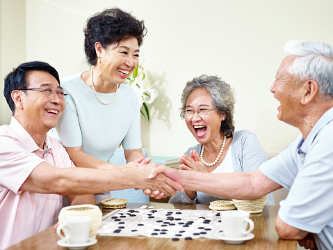 Personas asiáticas mayores jugando weiqi photo