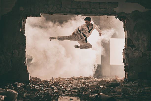 hábil artista marcial cinturón negro realizando patadas de mosca. - kicking tae kwon do martial arts flying fotografías e imágenes de stock