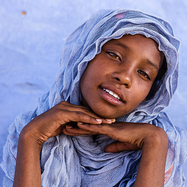 linda menina muçulmana no sul do egito - cairo women middle east islam - fotografias e filmes do acervo