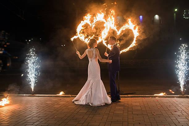 istock set fire to the couple 637980336