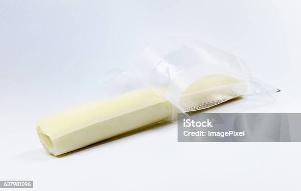 String Cheese Foto de stock y más banco de imágenes de Tira de queso - Tira de queso, Papel de envolver, Queso