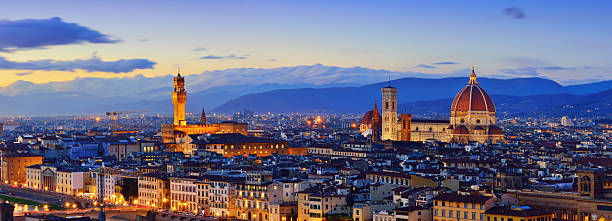 日没時のフィレンツェ市街並みパノラマ - piazza di santa croce ストックフォトと画像