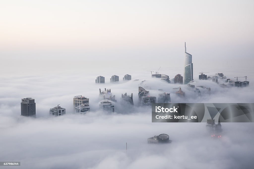Rara niebla de invierno por la mañana cubriendo los rascacielos de Dubai. - Foto de stock de Niebla libre de derechos