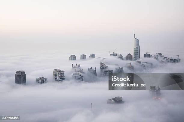 Rara Niebla De Invierno Por La Mañana Cubriendo Los Rascacielos De Dubai Foto de stock y más banco de imágenes de Niebla