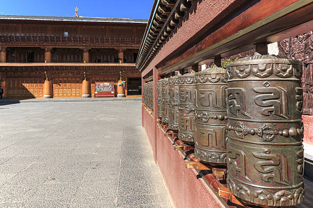 rodas de oração em um templo tibetano da cidade velha de shuhe - lost - fotografias e filmes do acervo