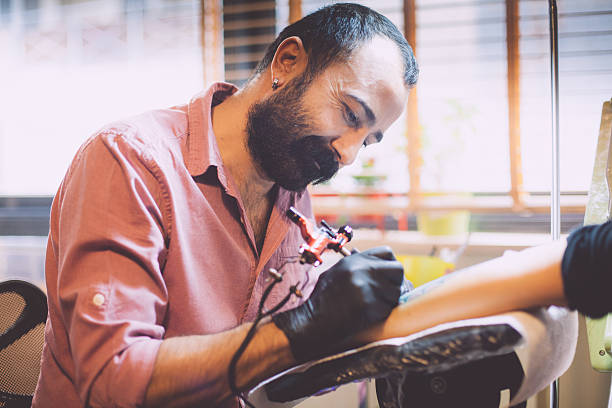 istock Tattoo artist at work 637989458