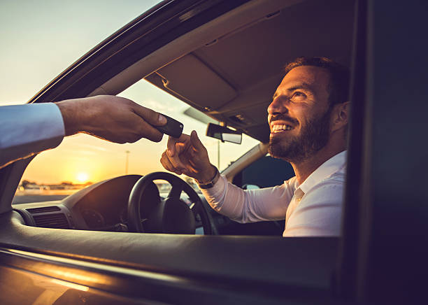 aquí están las llaves de su coche! - alquiler de coche fotografías e imágenes de stock