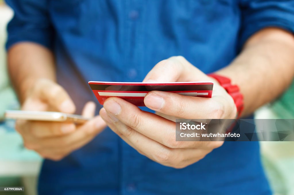 Nahaufnahme Mann hält Kreditkarte und verwenden Smartphone - Lizenzfrei Aktivitäten und Sport Stock-Foto