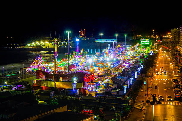 voller blick auf luna park von genua(genua) bei nacht - wiener wurstelprater stock-fotos und bilder