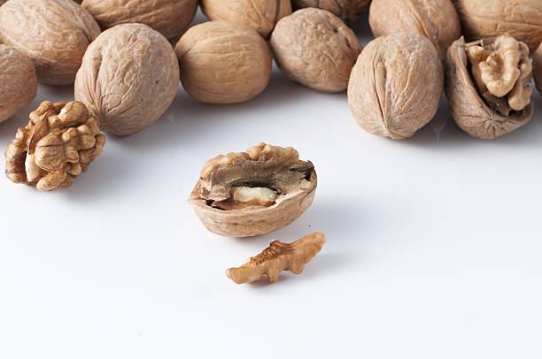 nueces en el plano de la dieta - nitric oxide fotografías e imágenes de stock