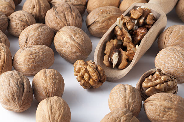 nueces en el plano de la dieta - nitric oxide fotografías e imágenes de stock