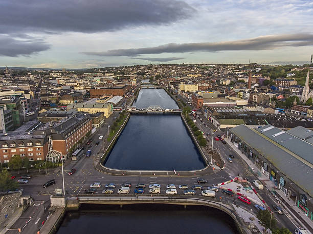 cork centre-ville en irlande vue aérienne - rivière lee photos et images de collection